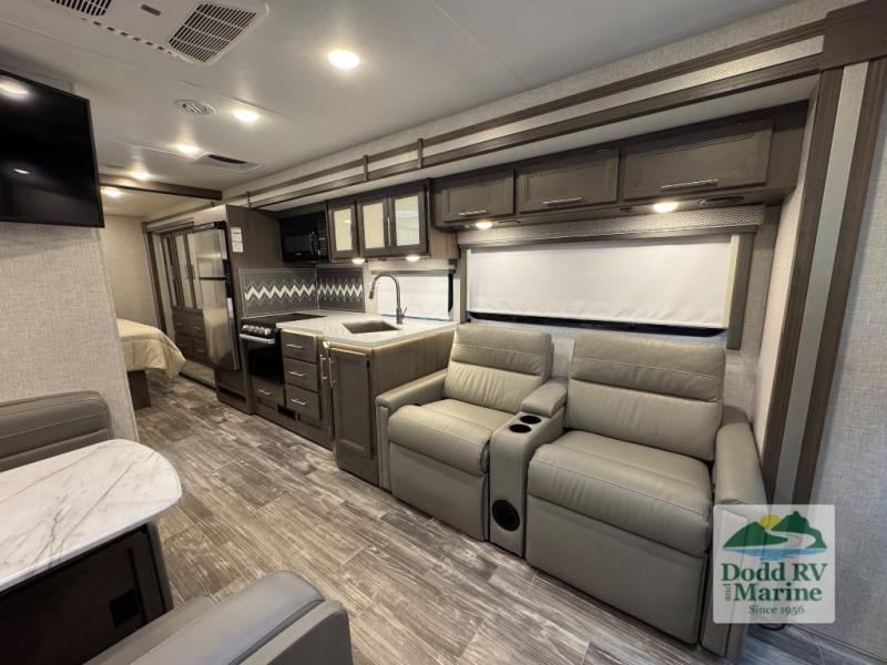 Pre-Owned 2024 Thor Motor Coach 29M - photo - 4