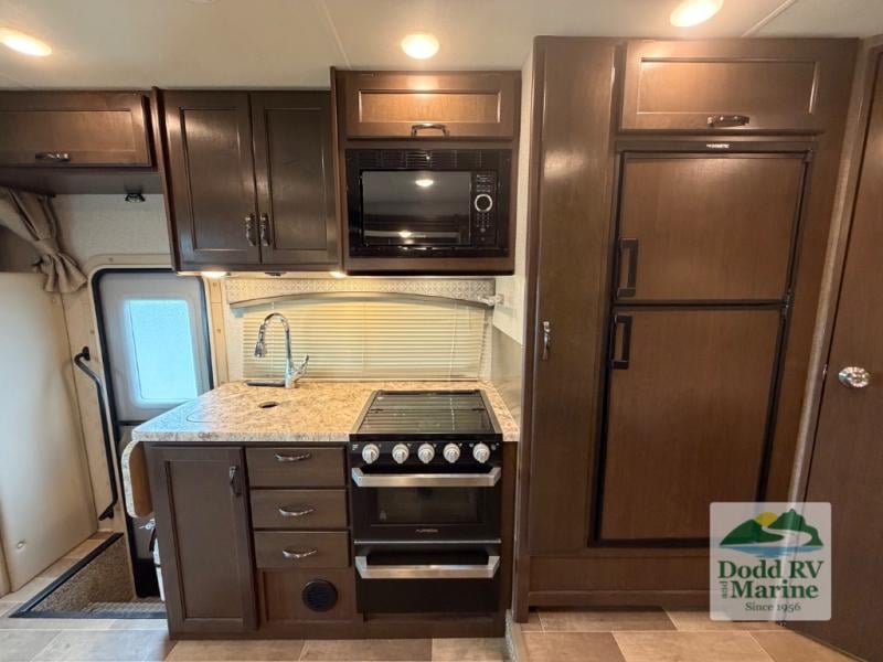 Pre-Owned 2020 Thor Motor Coach 24F - photo - 14