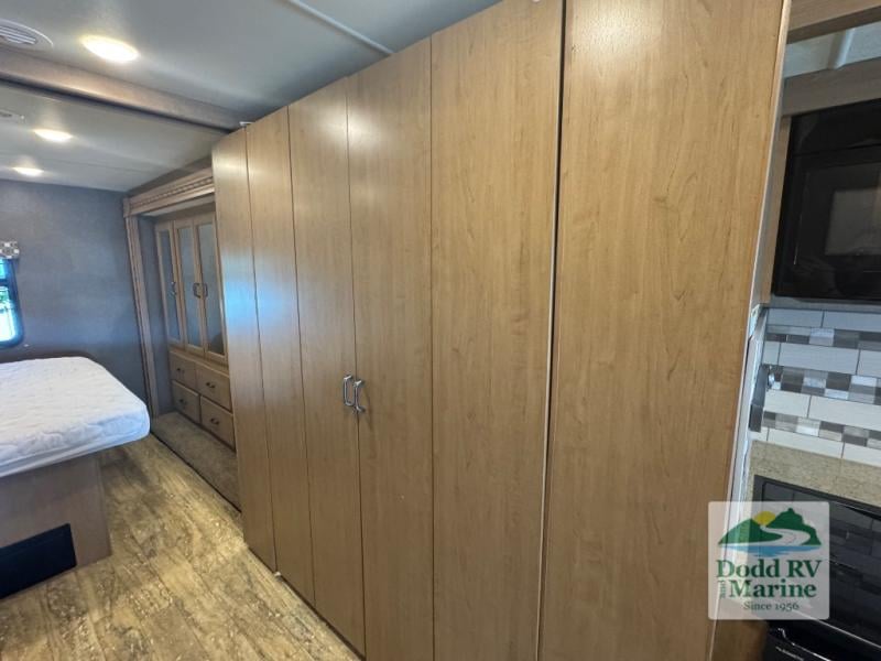 Pre-Owned 2018 Thor Motor Coach 34J - photo - 24