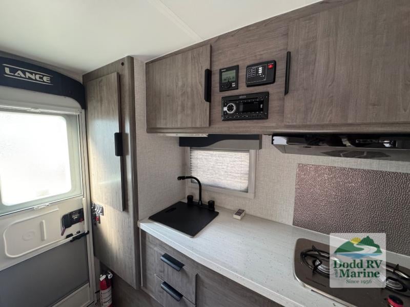 Pre-Owned 2025 Lance 825 - photo - 7
