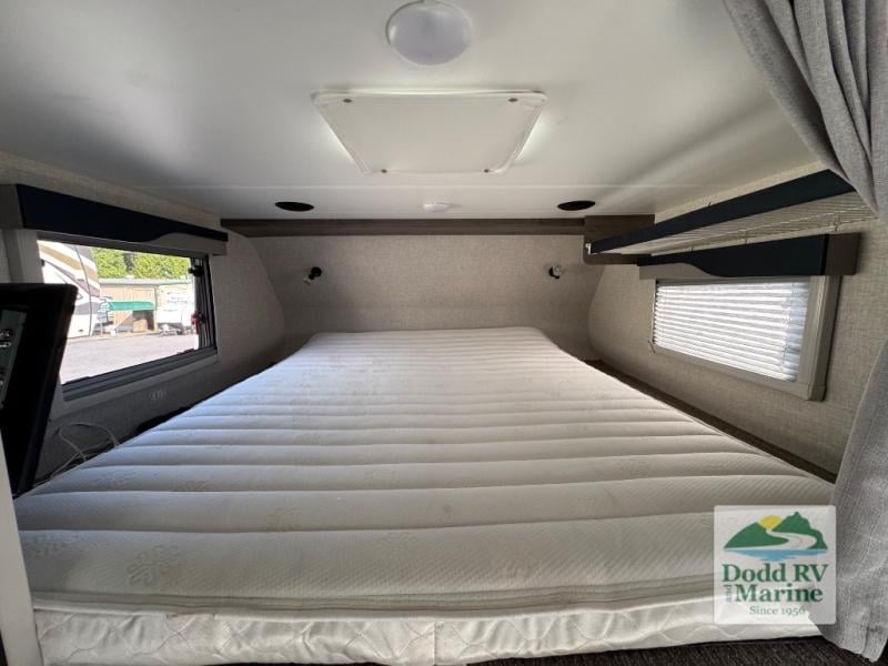 Pre-Owned 2025 Lance 825 - photo - 10